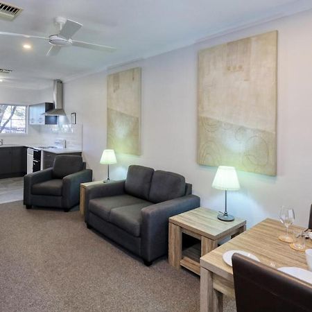Colonial Motel & Apartments Young Εξωτερικό φωτογραφία