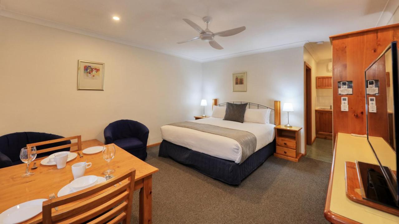 Colonial Motel & Apartments Young Εξωτερικό φωτογραφία