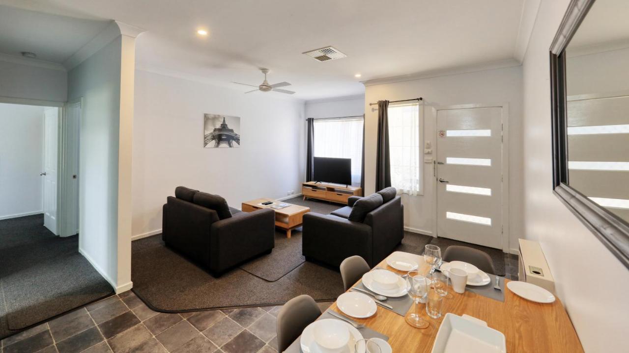 Colonial Motel & Apartments Young Εξωτερικό φωτογραφία
